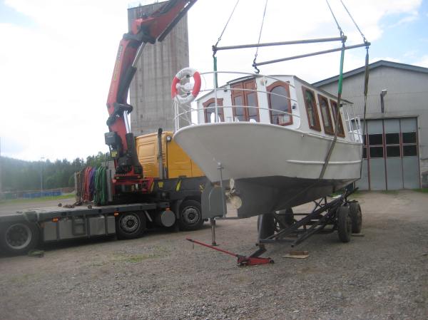 Wäsman lyfter från vagnen