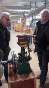 Ove Jansson beundrar Agnes demomaskin